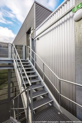 Photographe architecture à Albertville : escalier extérieur du CNSHN