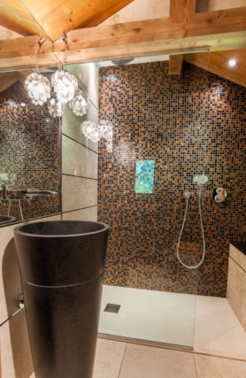 salle de bain d'un chalet de montagne avec son lavabo en forme de tonneau