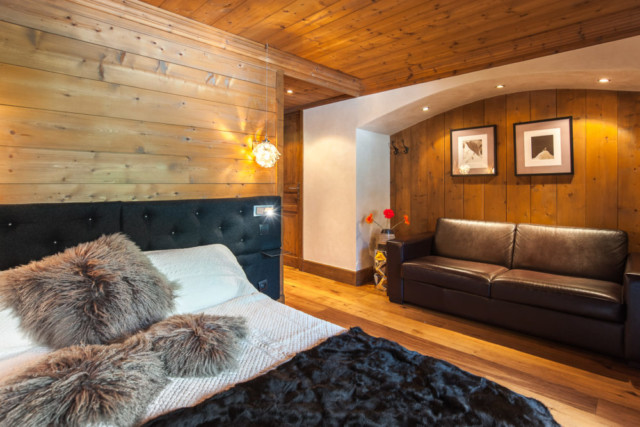 chambre d'un chalet de montagne et son espace détente