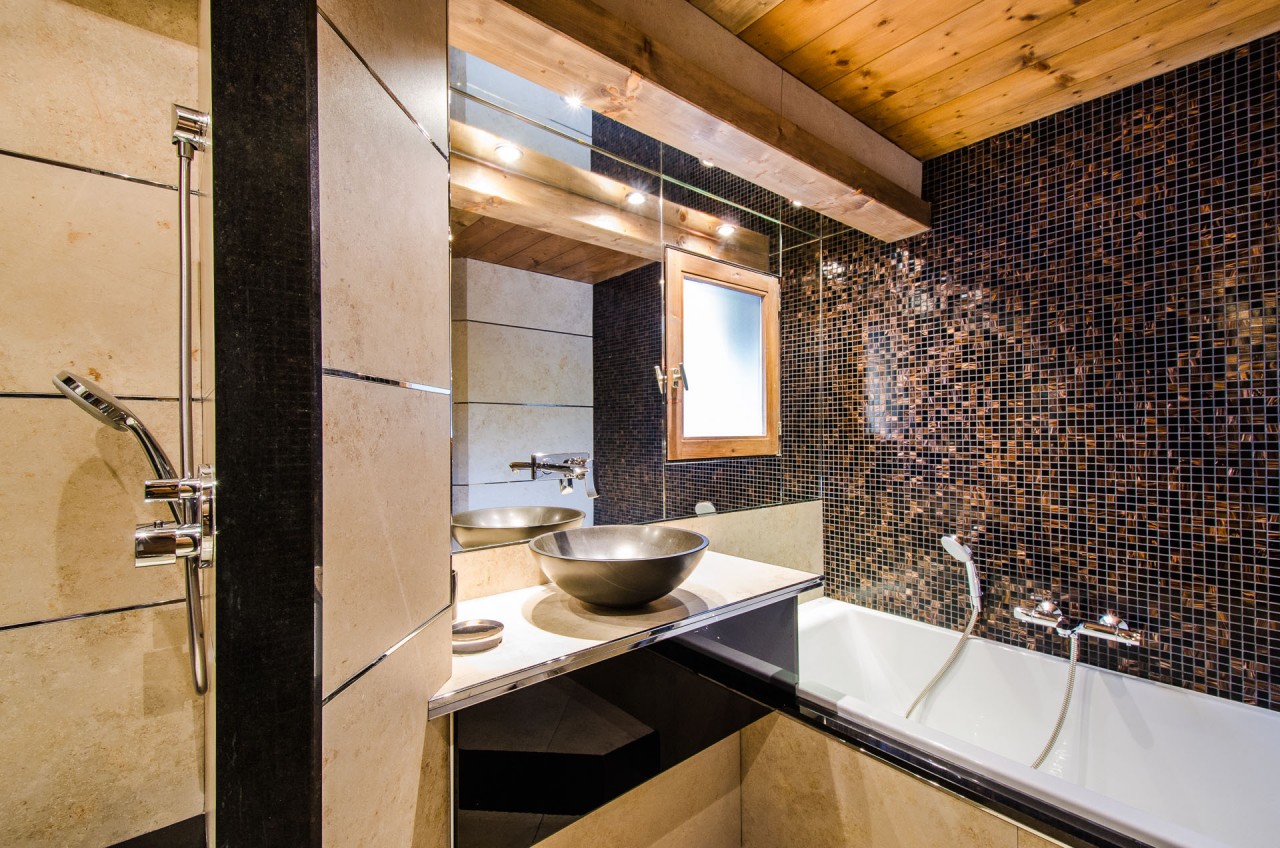 salle de bain privative avec douche et baignoire dans un chalet de montagne