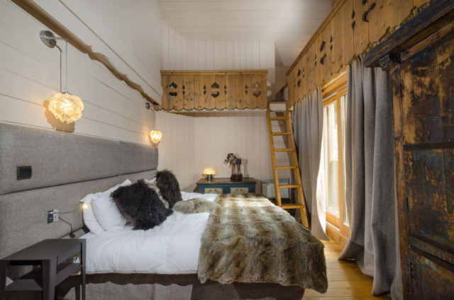 chambre décorée bois et tissu dans un chalet de montagne