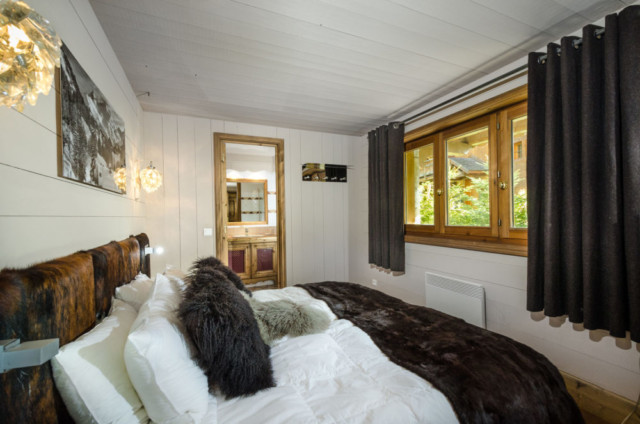 dans un chalet de montagne : chambre et salle de bain privative