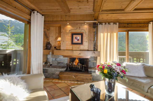 le salon d'un chalet de montagne et sa cheminée