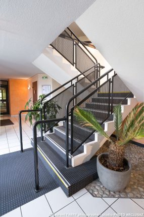 Photographe d'hôtel à Chambéry : escalier de l'hôtel Brit Hotel à Chambéry métropole, Savoie