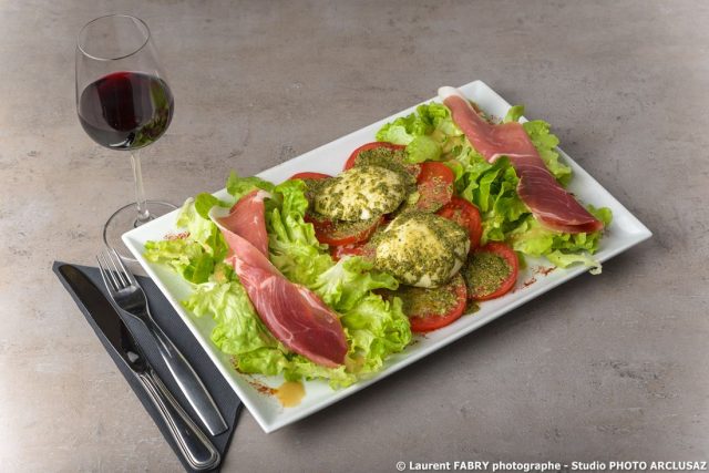 Photographe d'hôtel à Chambéry : assiette de salade servie au restaurant de l'hôtel Brit Hotel à Chambéry, Savoie