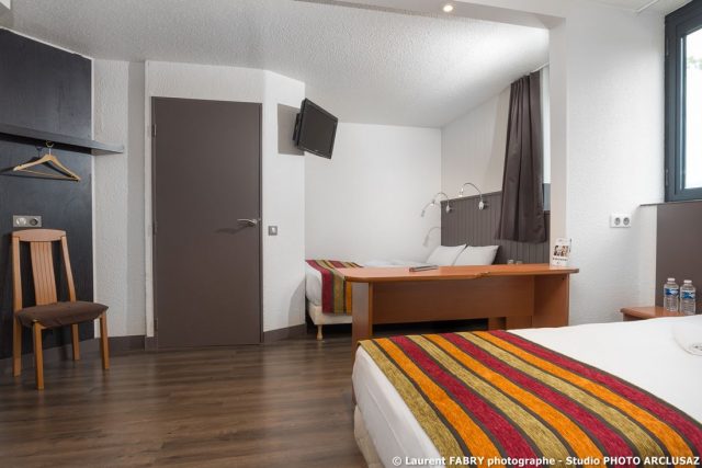 Photographe d'hôtel à Chambéry : chambre familiale de l'hôtel Brit Hotel à Chambéry, Alpes du Nord, Savoie