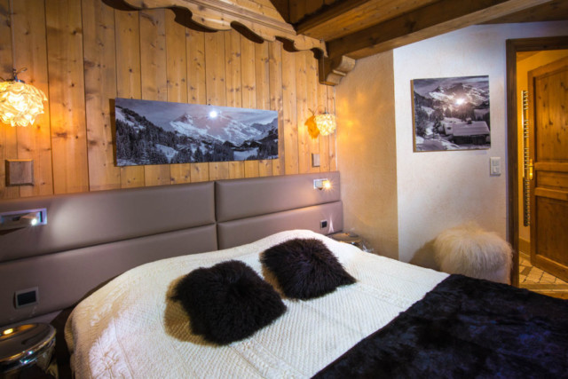 chambre d'un chalet de montagne décorée de plusieurs panoramas photo