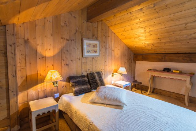 une chambre dans un chalet de montagne