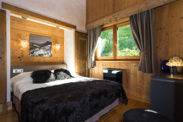 chambre ensoleillée dans un chalet de montagne