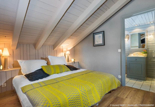 Photographe chalets de montagne à Méribel (3 Vallées) : chambre avec salle de bain
