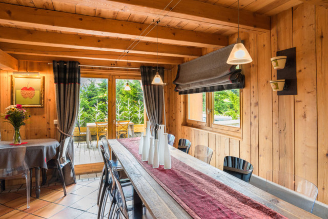 la salle à manger dans un chalet de montagne