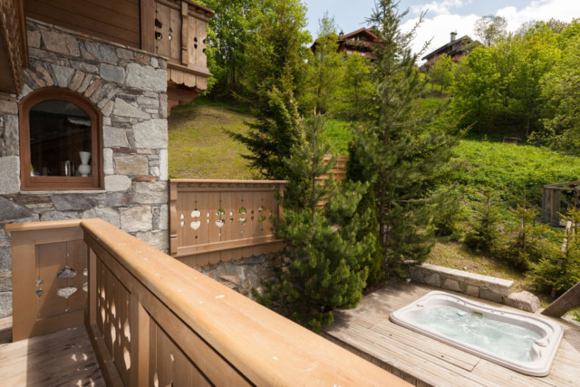 jacuzzi extérieur d'un chalet à la montagne