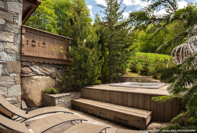 Photographe chalets de montagne à Méribel (3 Vallées) : terrasse et jacuzzi extérieur