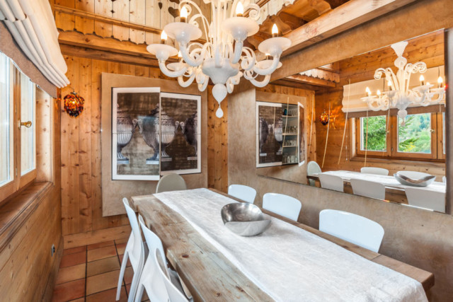 salle à manger d'un chalet de montagne des 3 vallées