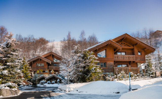 vue extérieure d'un groupe de chalets de montagne à Méribel