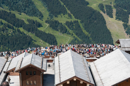 Photographe tourisme sur un meeting aérien : le public se masse sur la terrasse du restaurant La Folie Douce sur les pistes de ski de Méribel