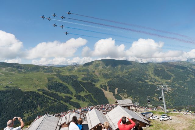 Photographe tourisme sur un meeting aérien : parade de la Patrouille de France admirée depuis la terrasse du restaurant la Folie Douce à Méribel