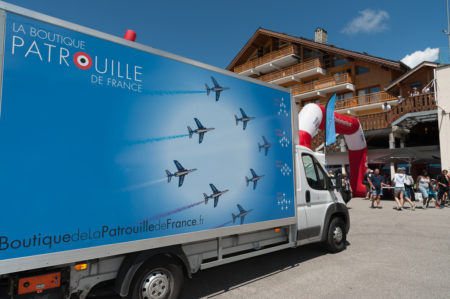 Photographe tourisme sur un meeting aérien : le camion de la Patrouille de France sur l'altiport de Méribel