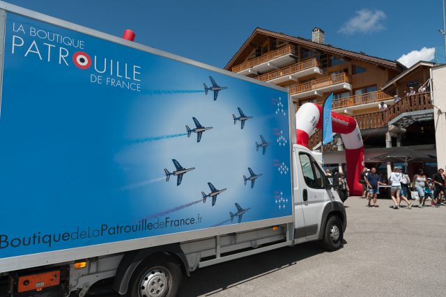 Photographe tourisme sur un meeting aérien : le camion de la Patrouille de France sur l'altiport de Méribel