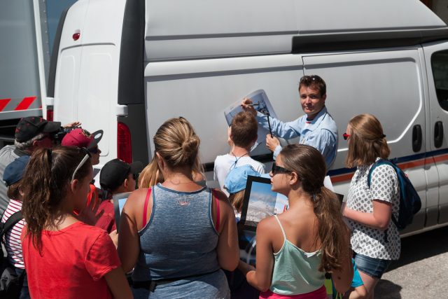 les pilotes de la Patrouille de France en séances de dédicaces lors du Méribel Air Show