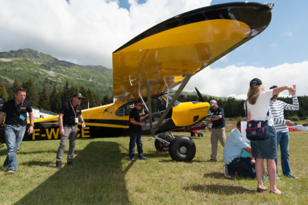 Photographe tourisme sur un meeting aérien : un carbon cub, avion de voltige, sur l'alptiport de Méribel