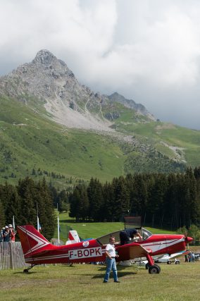 Photographe tourisme sur un meeting aérien : sur fond de décor montagneux