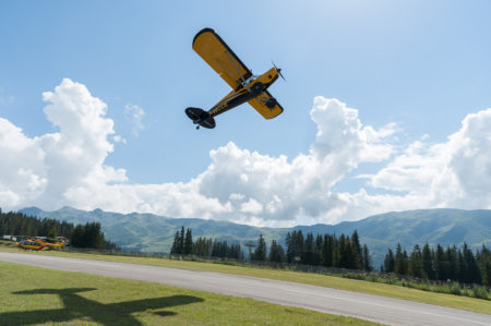 Photographe tourisme sur un meeting aérien : décollage d'un carbon cub, avion de voltige, sur l'alptiport de Méribel