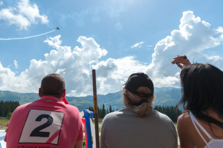 Photographe tourisme sur un meeting aérien : les spectateurs admirent le ballet des voltigeurs