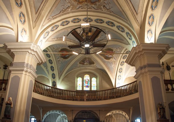 intérieur de l'église du village des Allues