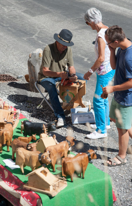 Photographe tourisme sur une fête de village en Savoie : artisans d'art exposant et travaillant dans la rue