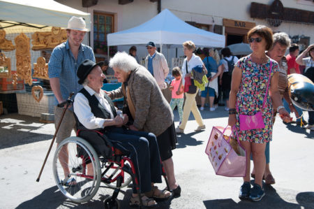Photographe tourisme sur une fête de village en Savoie : rencontres en pleine rue