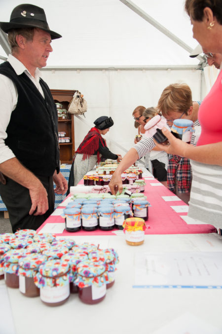 Photographe tourisme sur une fête de village en Savoie : vente de confitures