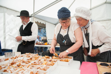 Photographe tourisme sur une fête de village en Savoie : préparation des bugnes