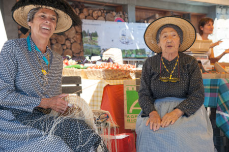 Photographe tourisme sur une fête de village en Savoie : les brodeuses