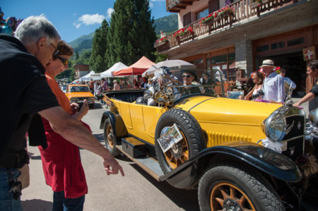 Photographe Tourisme Sur Une Fête De Village En Savoie : 4ème Défilé Automobile De La Libellule D'Or Aux Allues, Lors De La Fête à Fanfoué, Méribel