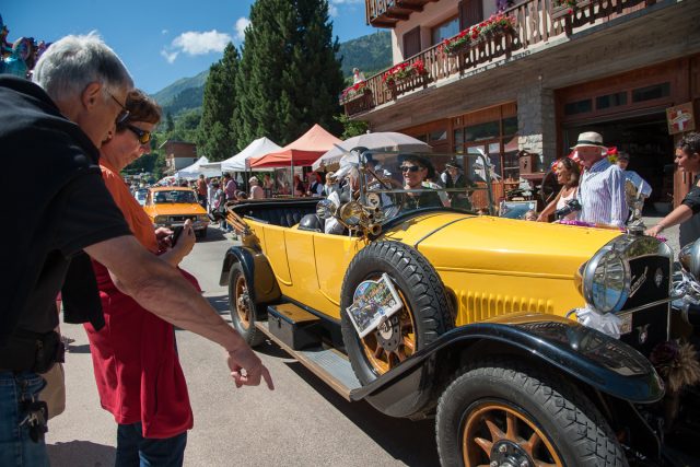 Photographe tourisme sur une fête de village en Savoie : 4ème défilé automobile de la Libellule d'Or aux Allues, lors de la fête à Fanfoué, Méribel