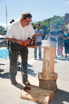 Photographe tourisme sur une fête de village en Savoie : sculpture à la tronçonneuse lors d'une fête de village en Savoie