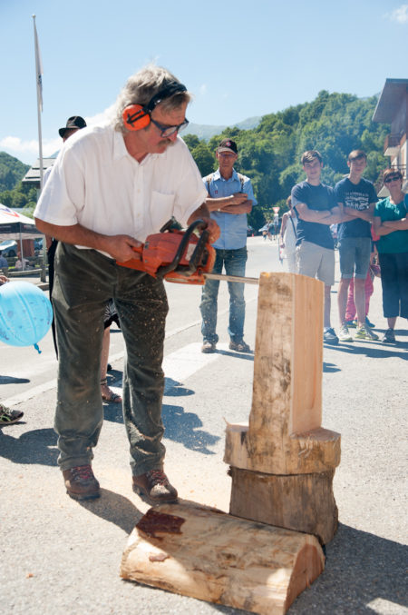 Photographe tourisme sur une fête de village en Savoie : sculpture à la tronçonneuse lors d'une fête de village en Savoie
