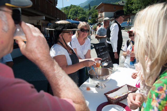 Photographe tourisme sur une fête de village en Savoie : dégustations