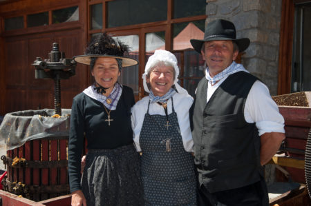 Photographe Tourisme Sur Une Fête De Village En Savoie : Costumes Traditionnels Savoyards Lors D'une Fête De Village Aux Allues