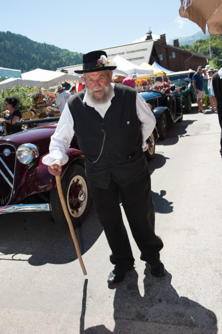 Photographe tourisme sur une fête de village en Savoie : un homme porte un costume traditionnel savoyard lors de la fête à Fanfoué