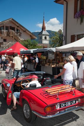 Photographe tourisme sur une fête de village en Savoie : défilé automobile (voitures de collection)