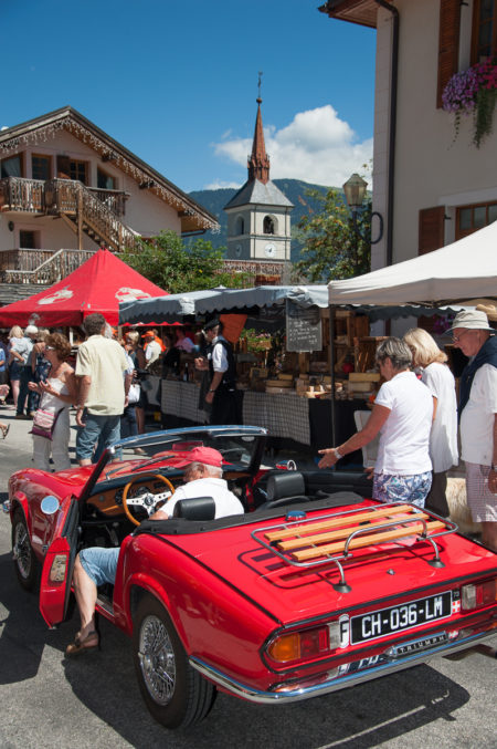 Photographe Tourisme Sur Une Fête De Village En Savoie : Défilé Automobile (voitures De Collection)