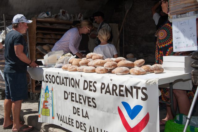 cuisson du pain dans le four communal pour la fête des Allues