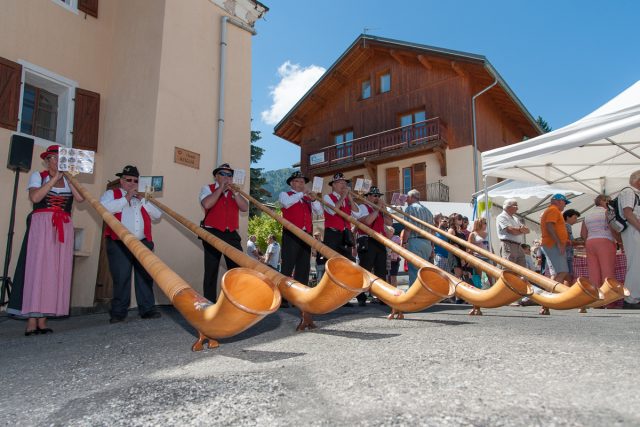 les cornistes lors de la fête à Fanfoué 2016, vallée et village des Allues, Méribel