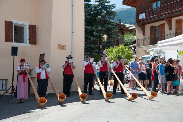 les cornistes lors de la fête de village des Allues, Méribel