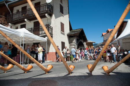 Photographe tourisme sur une fête de village en Savoie : les cornistes lors de la fête de village des Allues, Méribel