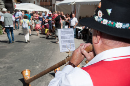 Photographe tourisme sur une fête de village en Savoie : cor des Alpes lors de la fête de village des Allues, Méribel