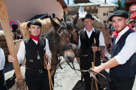 Photographe tourisme sur une fête de village en Savoie : jeunes montagnards de retour du glacier dans la vallée des Allues