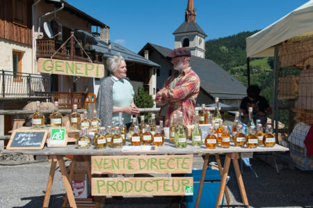 Photographe tourisme sur une fête de village en Savoie : stand d'un producteur en Savoie lors d'une fête de village